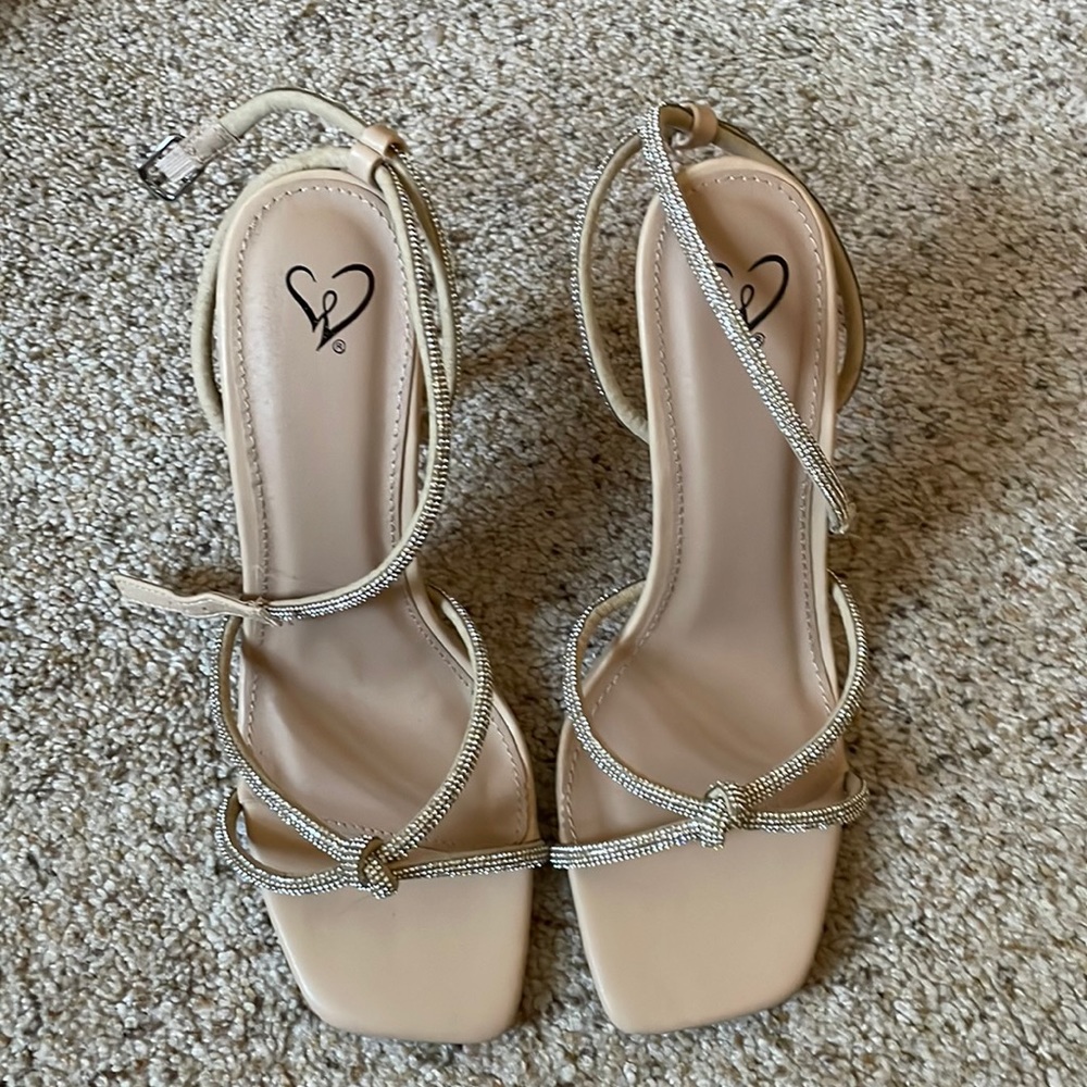 Windsor size 8 square-toed strap heels